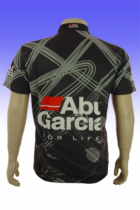 Фабричная модная футболка с узким вырезом и принтом по всей длине